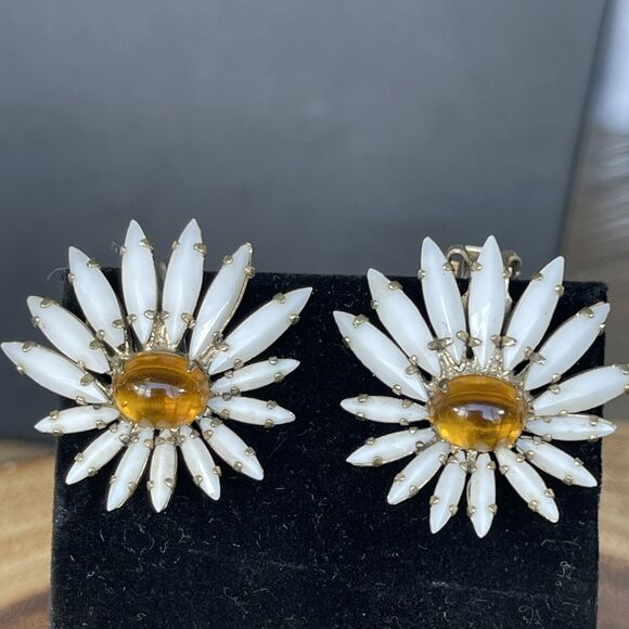 BEAUTIFUL SIGNED SCHREINER NEW YORK WHITE & AMBER GLASS FLOWER CLIP EARRINGS - Picture 9 of 10